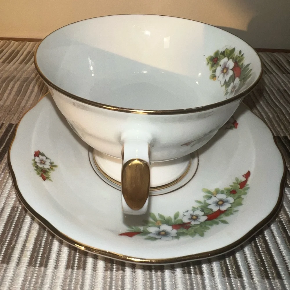 Fielder Keepsakes Fine Porcelain Christmas Teacup & Saucer‎ Set